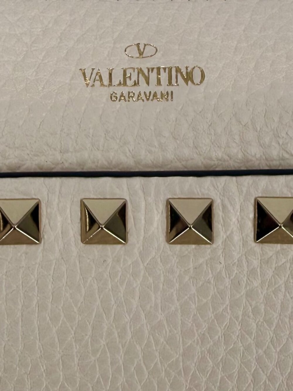 Valentino Garavani Rockstud Wristlet Pouch in Pebbled Calfskin - Picture 2 of 12